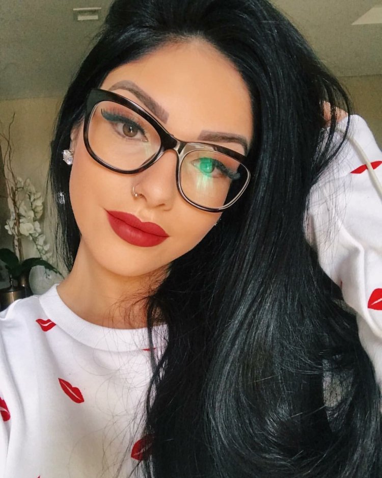 Брюнетки в очках для зрения