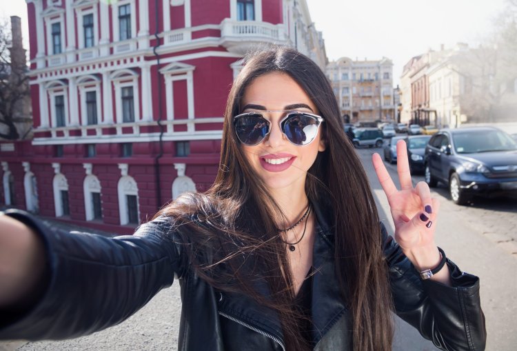 Кайли Дженнер в кепке