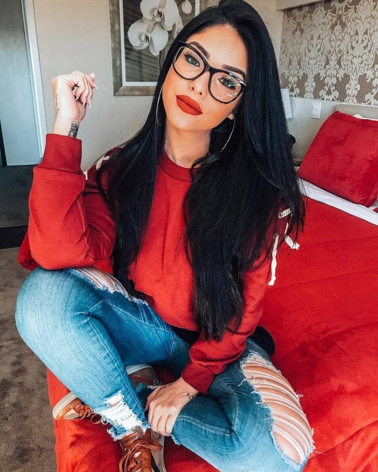 Красивая брюнетка в очках