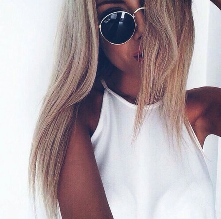 Красивая блондинка в очках