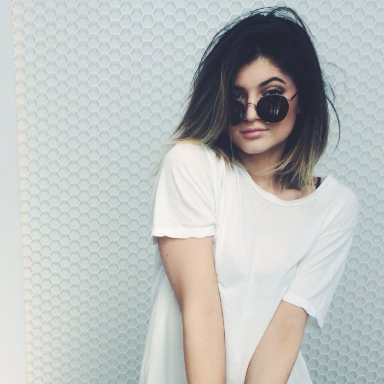 Шей Митчелл с короткими волосами