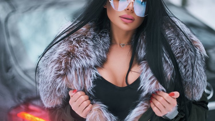 Девушка в солнечных очках светлые волосы