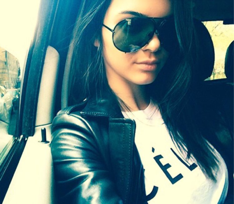 Селфи брюнеток с длинными волосами