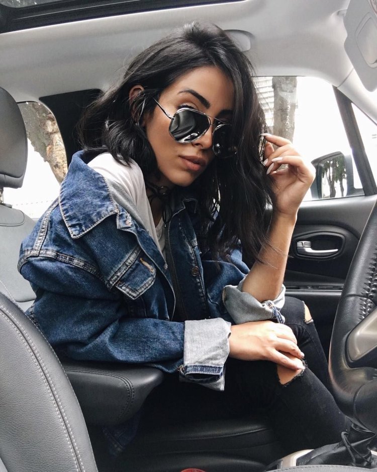 Красивая девушка в очках селфи