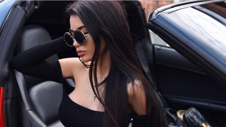 Брюнетка в черных очках