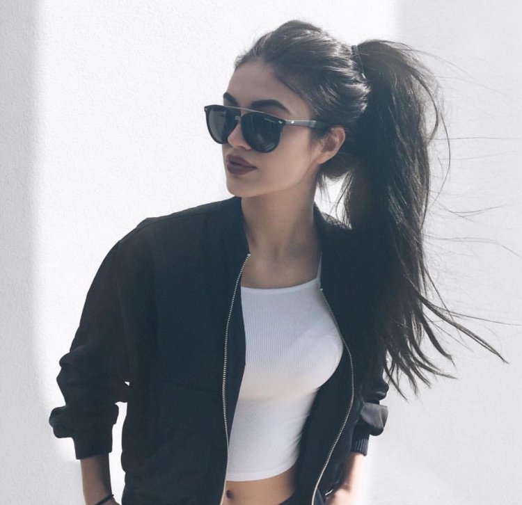 Девушка брюнетка в очках