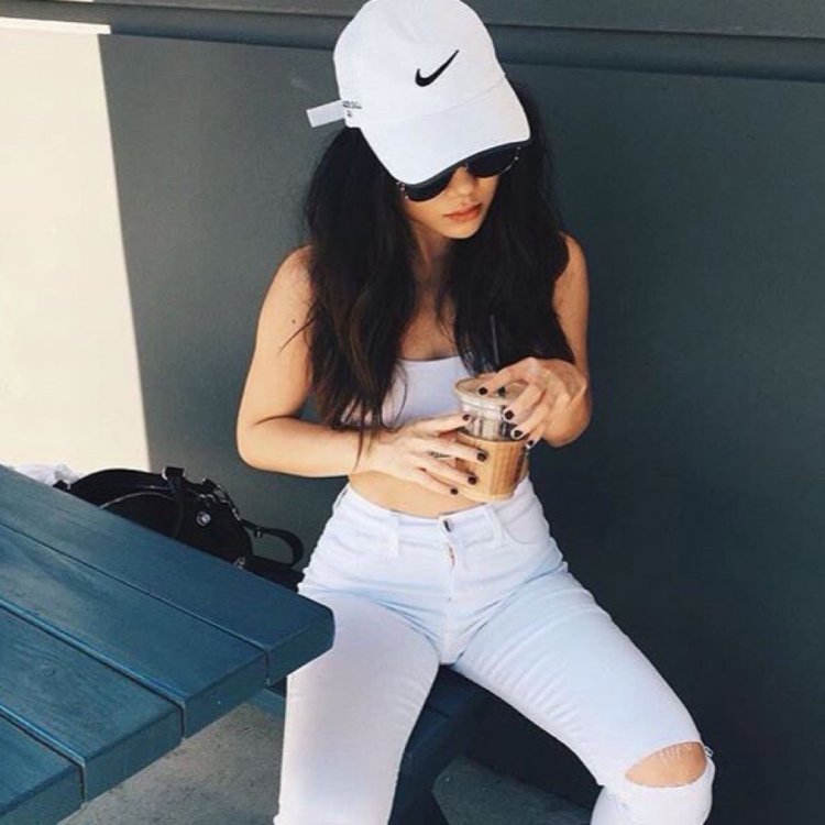 Брюнетка в самолете