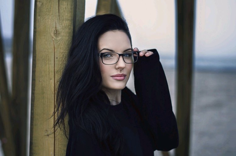 Девушка с черными волосами и тату