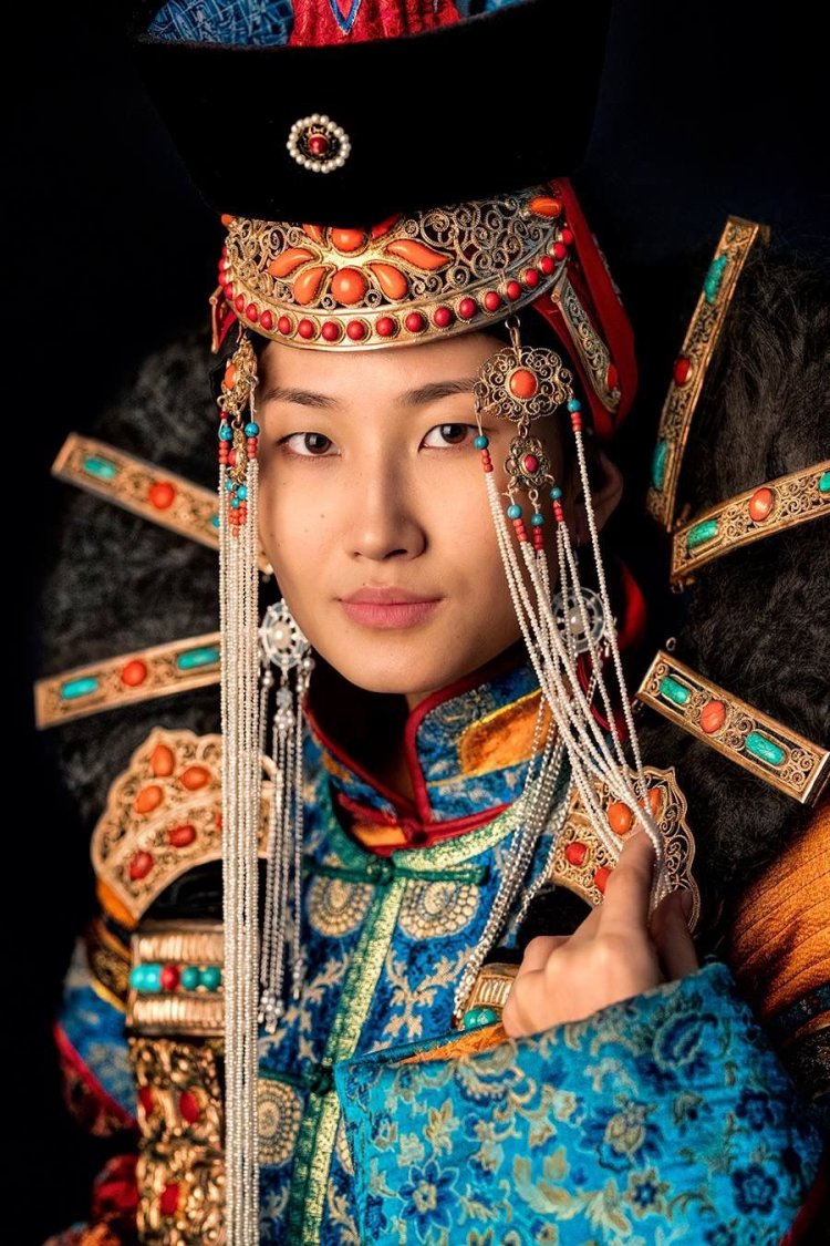 Монголка на коне