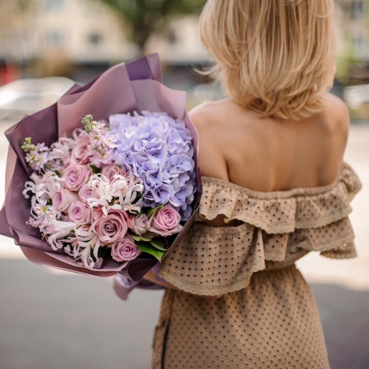 Блондинка с каре со спины с цветами