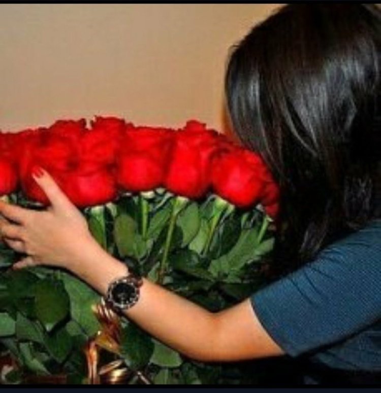 Брюнетка с букетом цветов