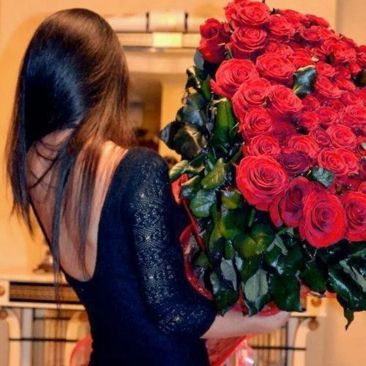 Девушка в цветах со спины