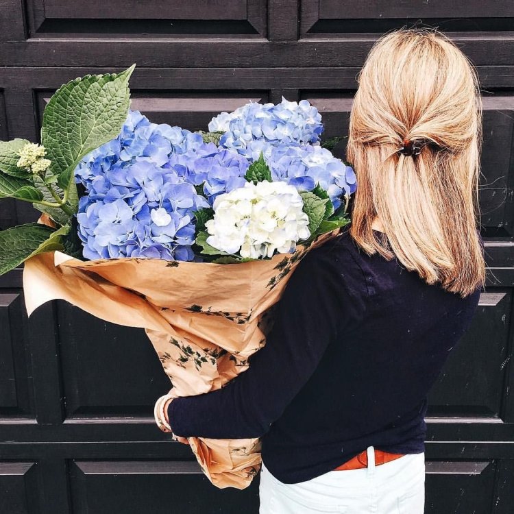 Блондинка с цветами со спины