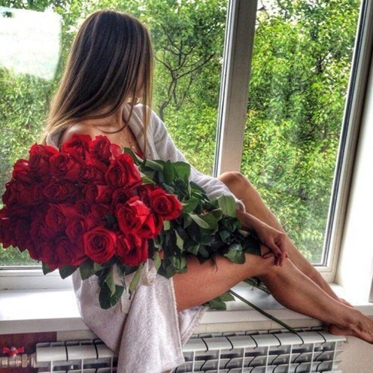 Девушка с цветами со спины