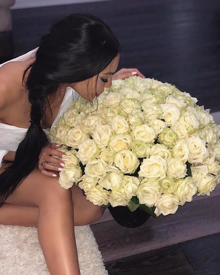 Девушка с цветком в волосах