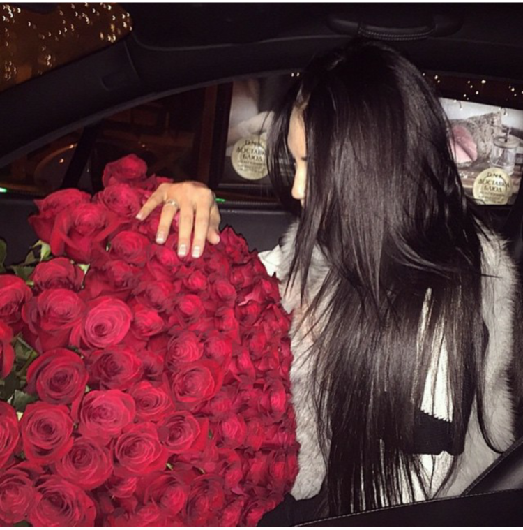 Девушка с цветами без лица с темными волосами