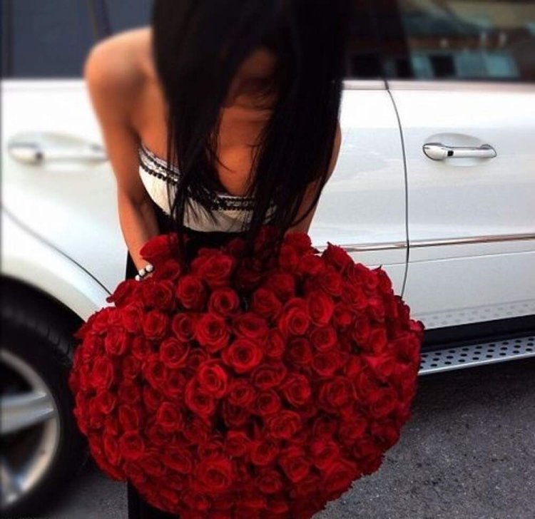 Брюнетка с цветами