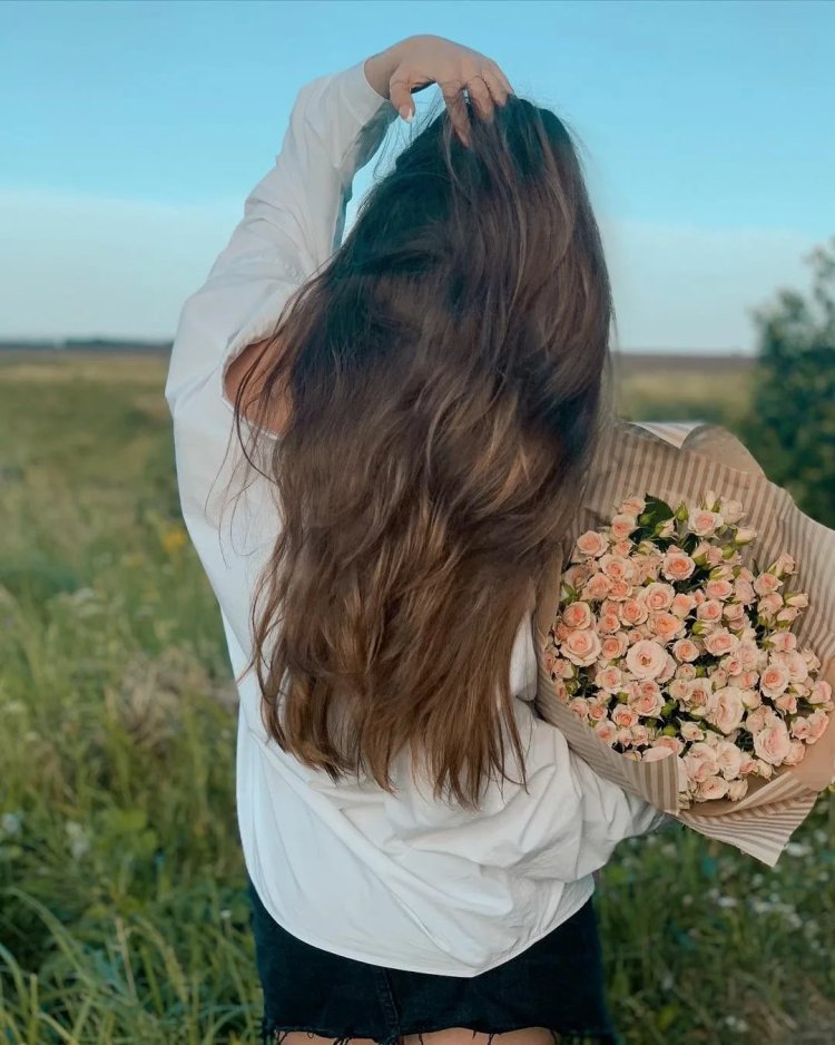 Девушка с букетом со спины