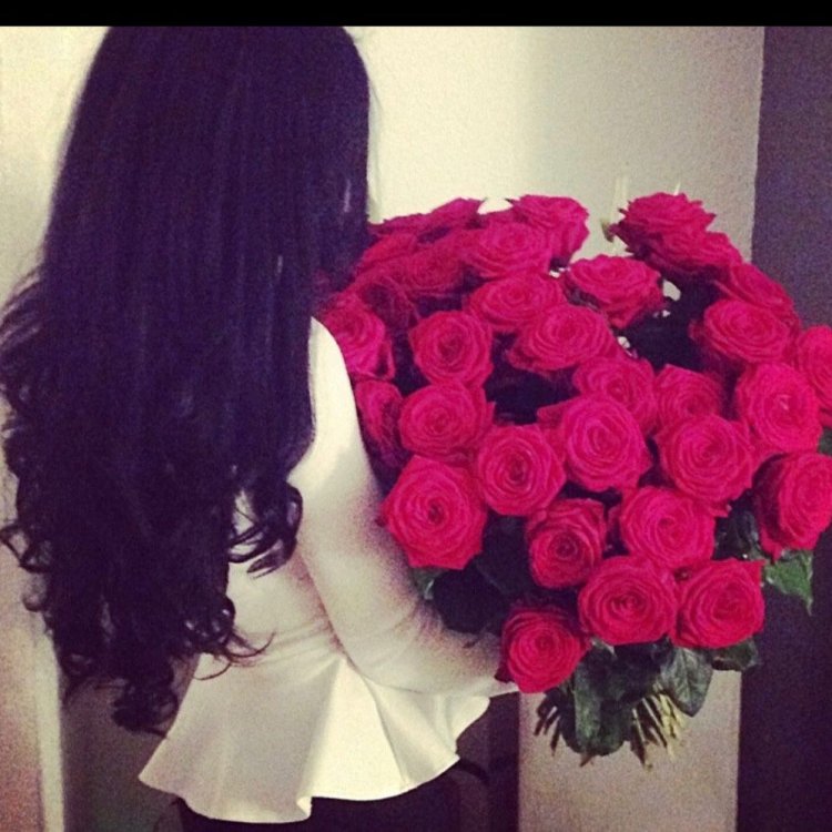 Блондинка с цветами со спины