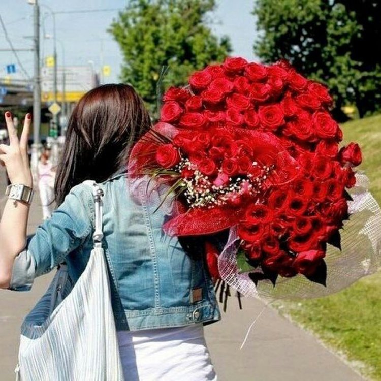 Брюнетка с охапкой цветов