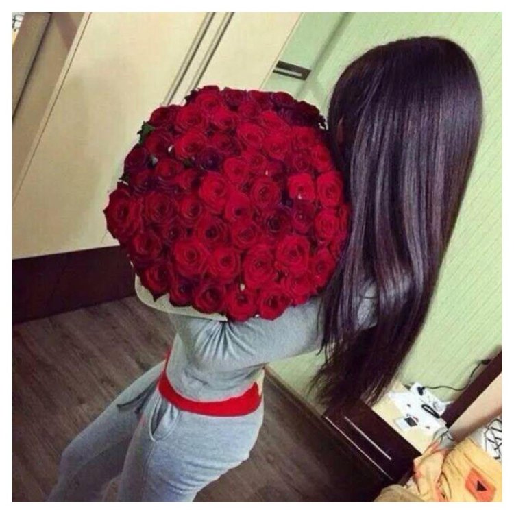 Девушка с букетом в машине