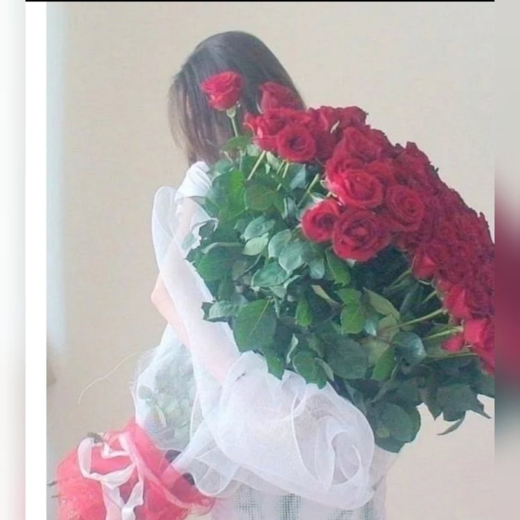 Девушка с розами в машине