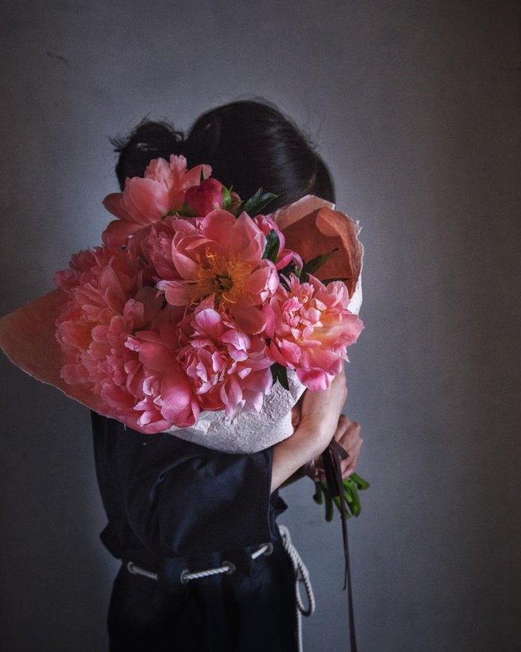 Девушка с цветами мультяшная