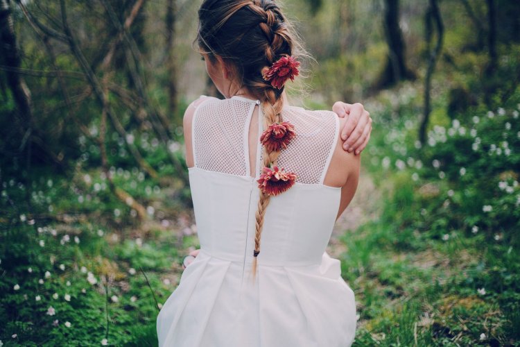 Девушка с букетом роз