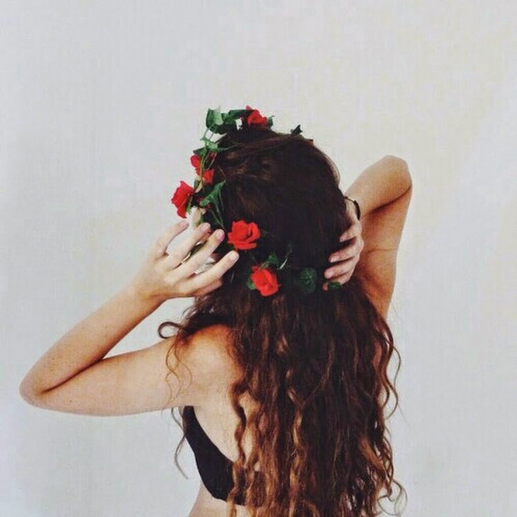 Девушка сетлаяс цветами