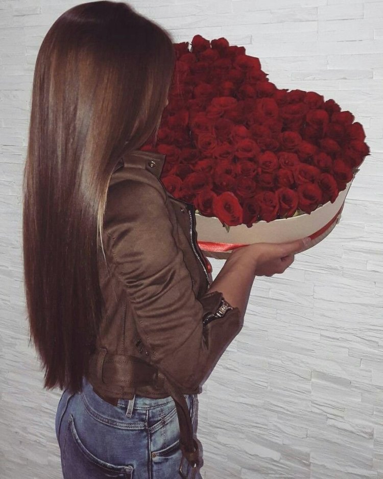 Девушка с цветами со спины