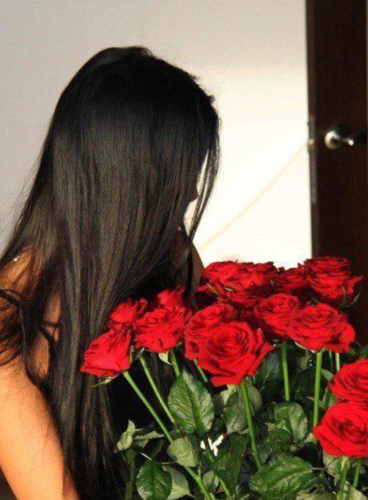 Брюнетка с цветами