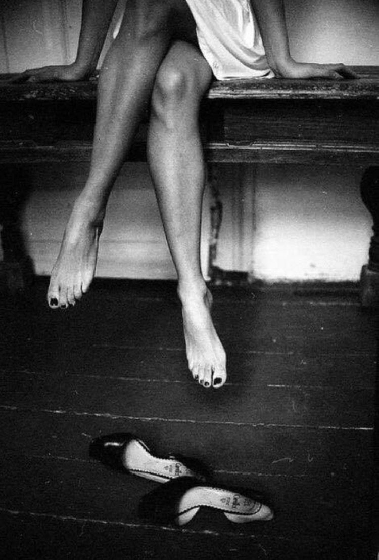 Алла Демидова босиком