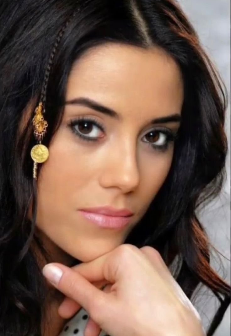 Актриса Джансу дере