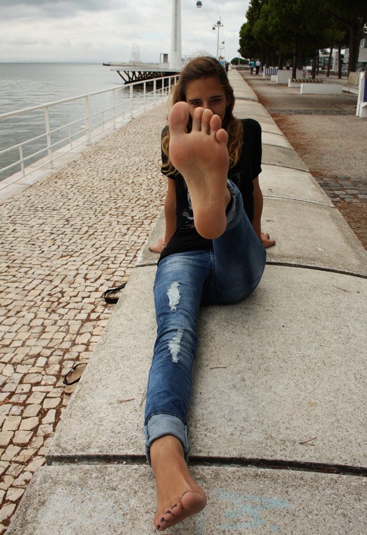 Любовь Аксенова босиком