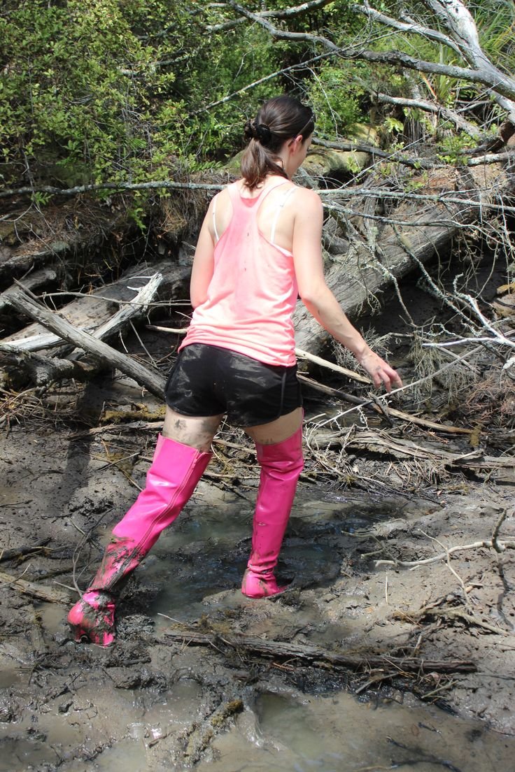 Резиновые сапоги в грязи