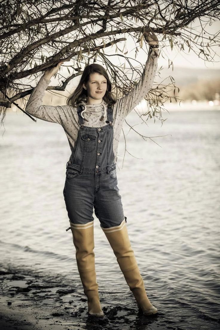 Девушка в болотных резиновых сапогах