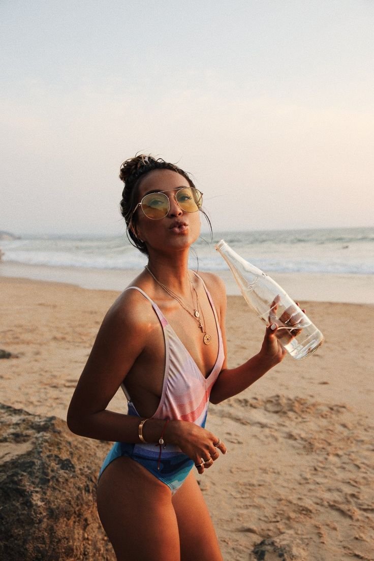 Julie Sarinana в купальнике