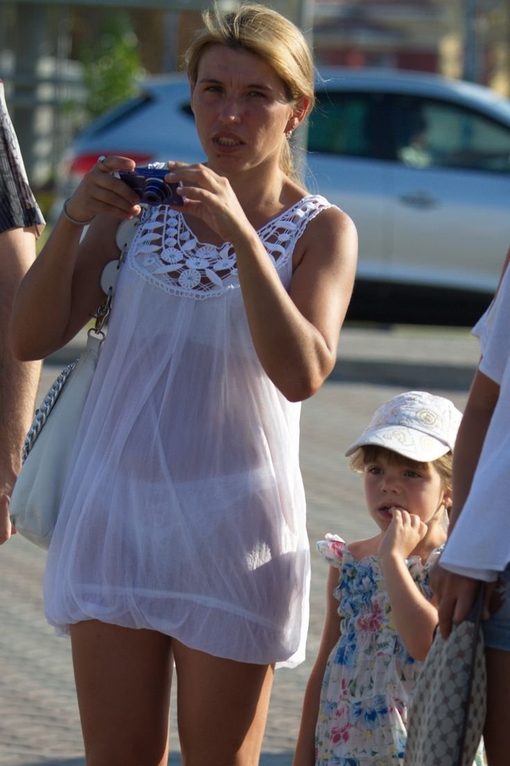 Прозрачное белое платье на улице