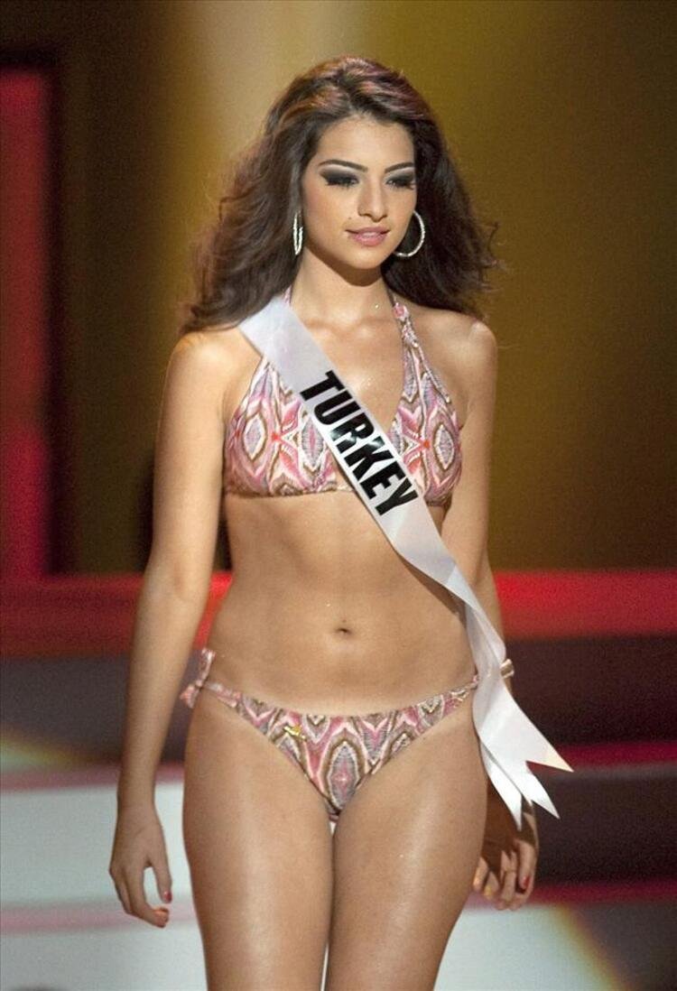 Актриса Амине Гюльшен