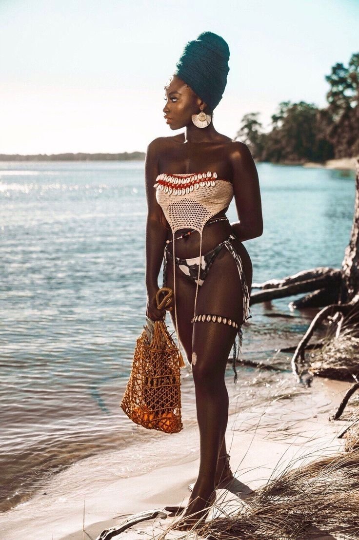 Красивая афроамериканка с большой грудью