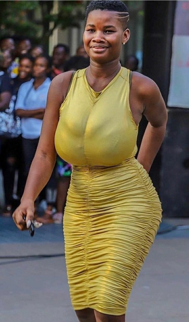 Темнокожая девушка с дредами