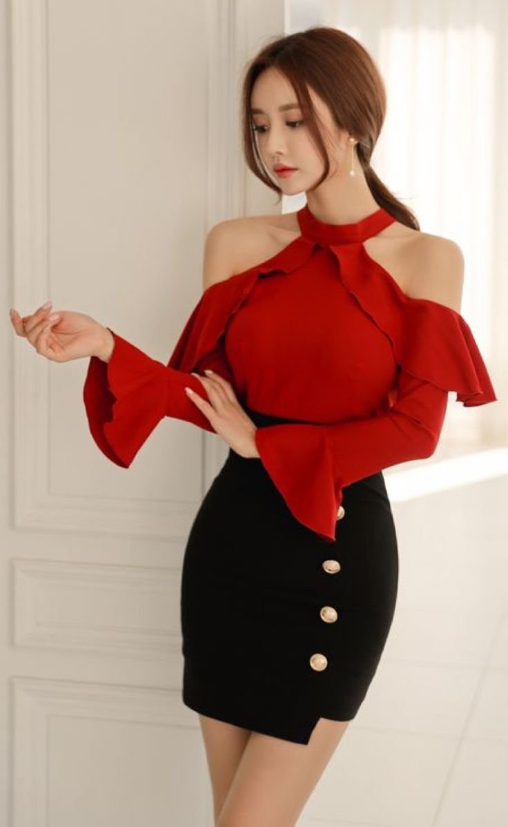 Кореянка в Красном платье