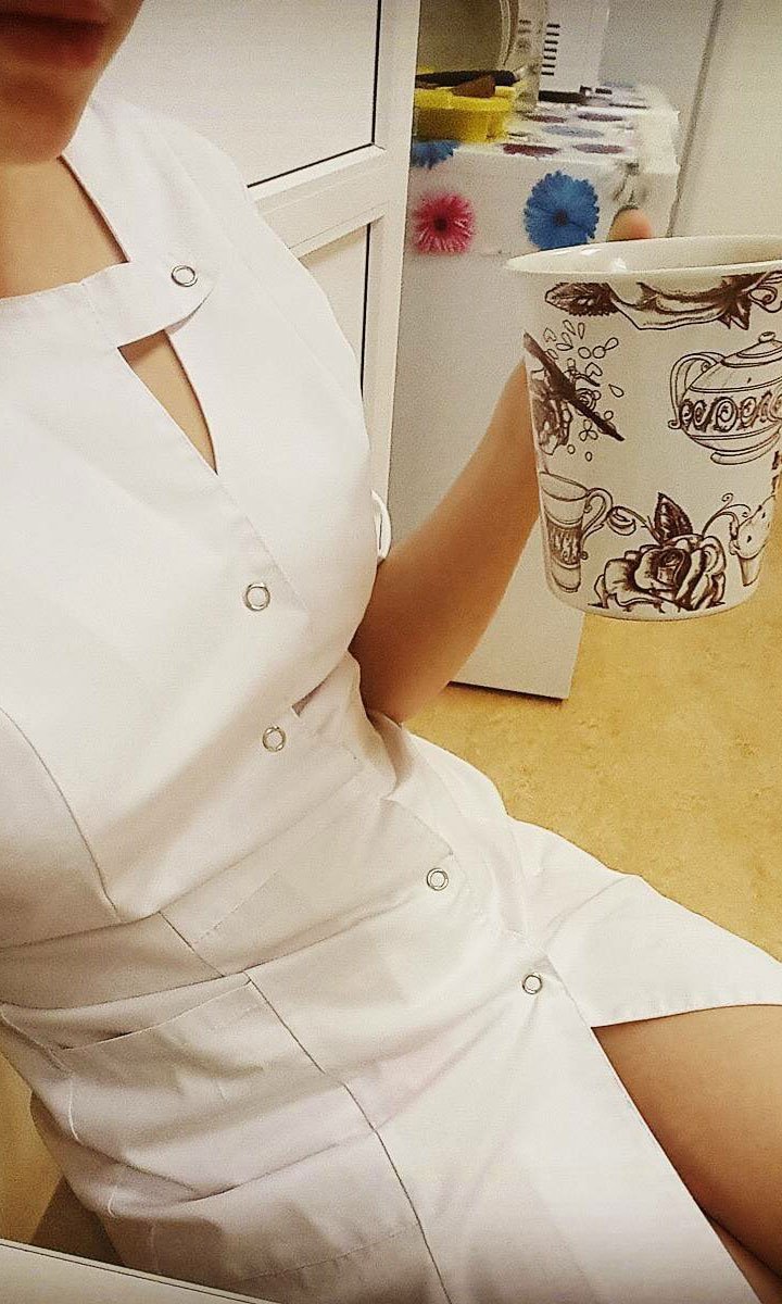 Медсестра в коротеньком халате