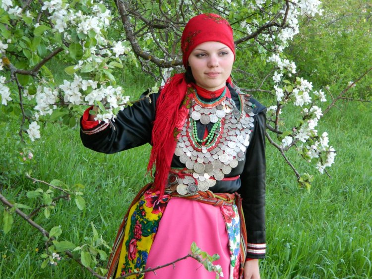Девушки в народных удмуртских костюмах