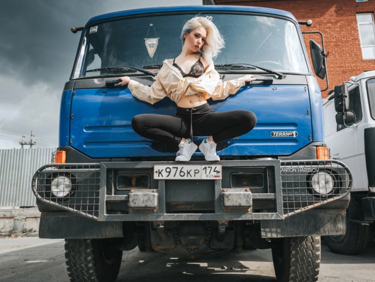 Девушки и грузовики