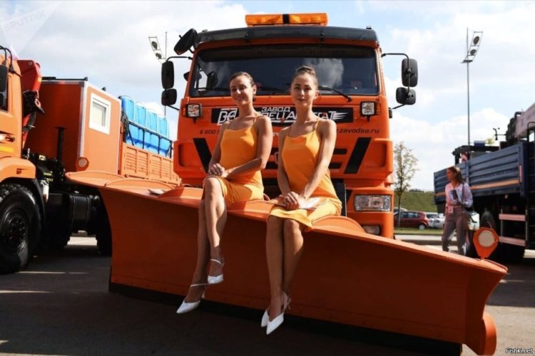 Девушки и КАМАЗ