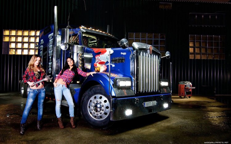 Грузовики Kenworth w900 с красивыми девушками