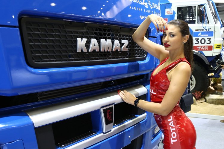 Девушка возле грузовика