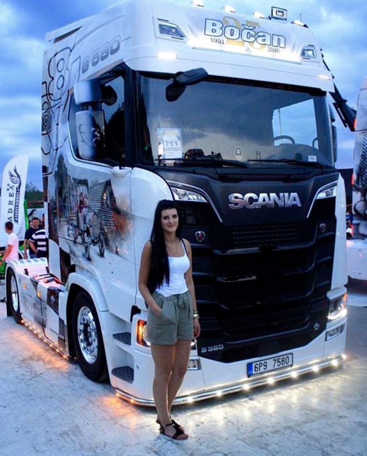 Скания и девушки