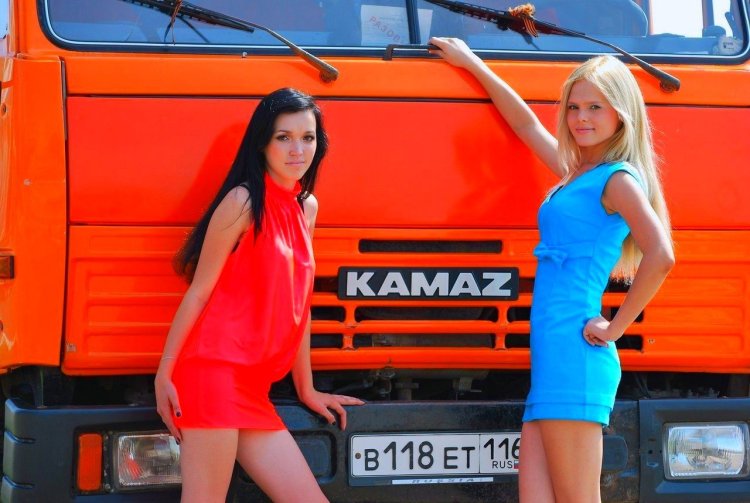 Девушки и КАМАЗ